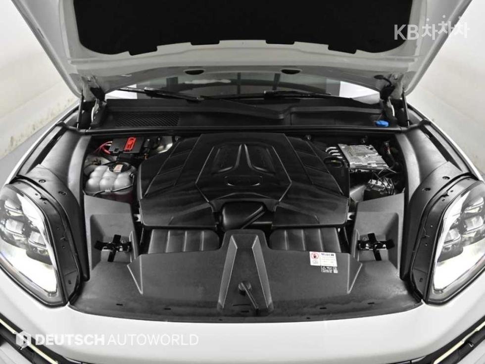 2024 Porsche (9Y0) photo