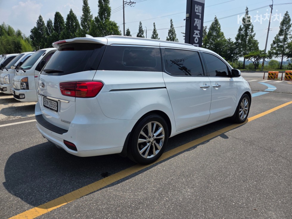 Kia Carnival — miniaturë 4