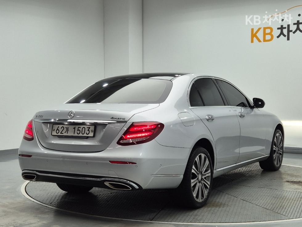 Mercedes-Benz E-klasse — miniaturë 3