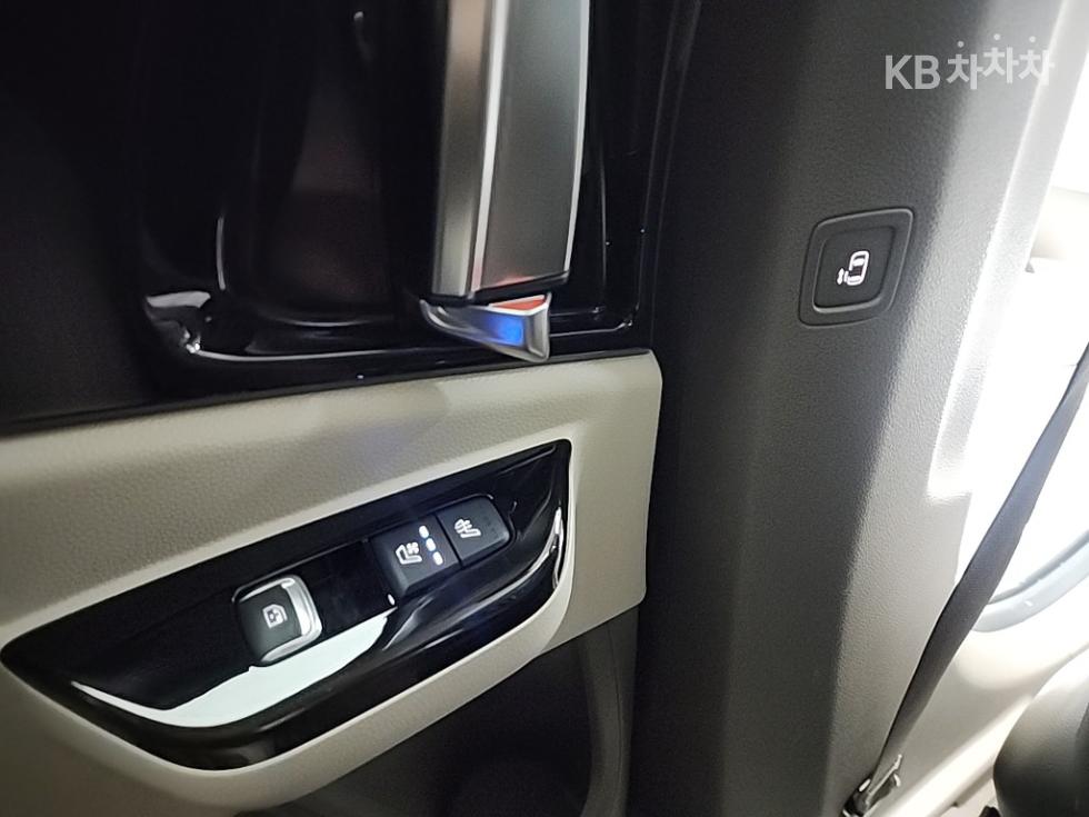Kia Carnival — miniaturë 16