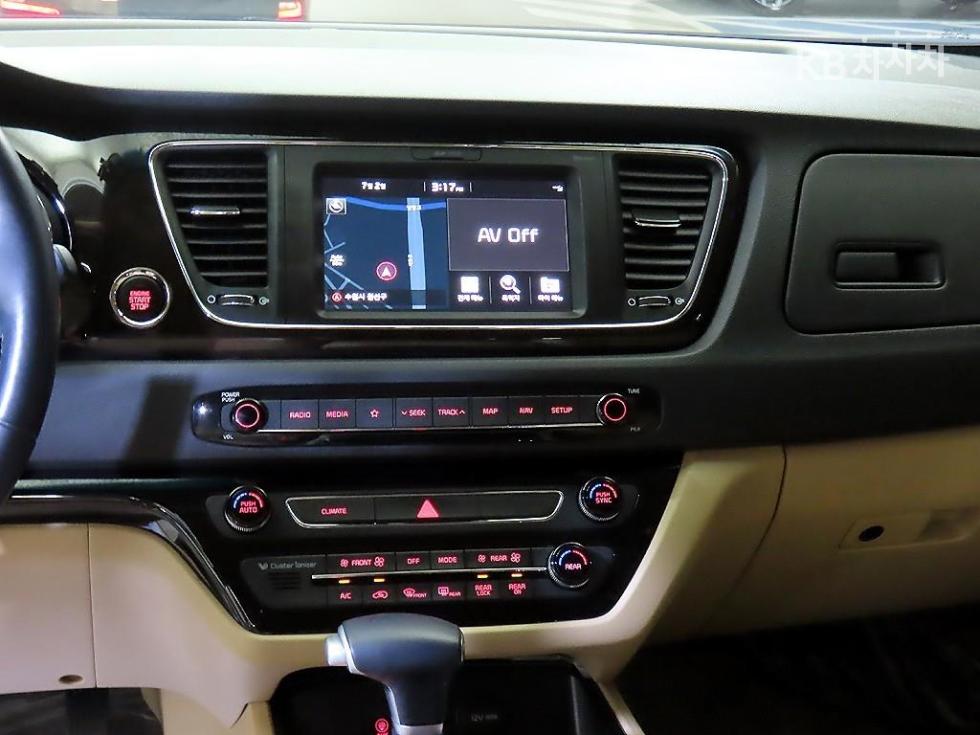 Kia Carnival — miniaturë 11