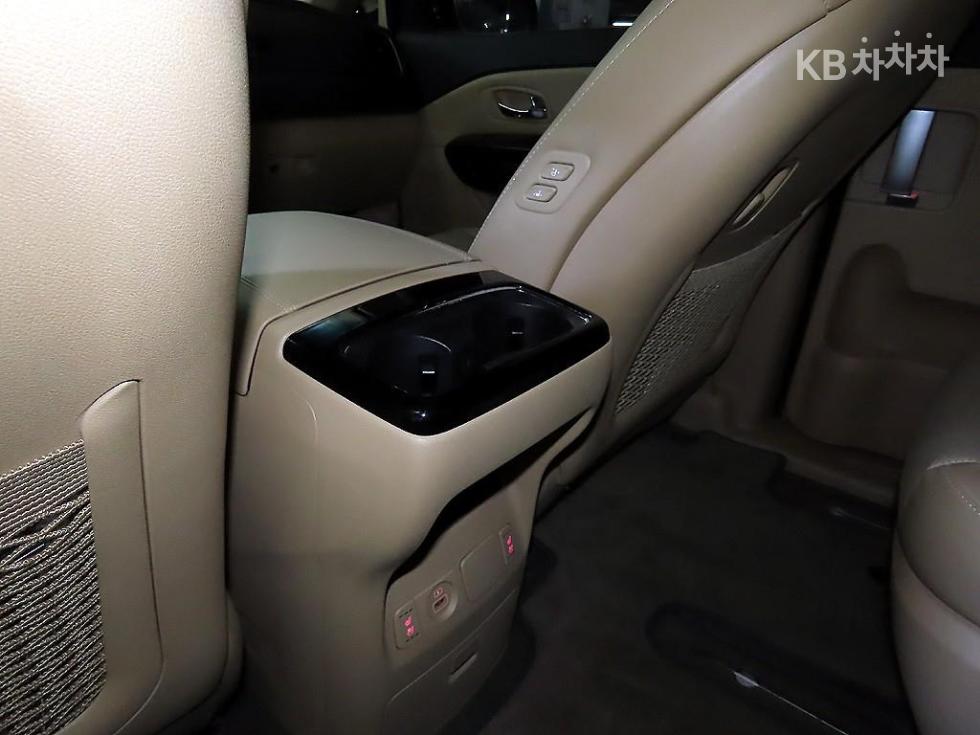 Kia Carnival — miniaturë 16
