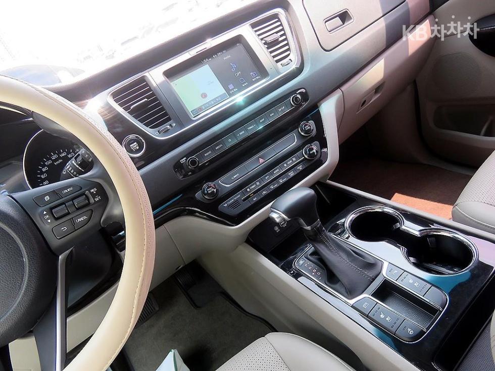 Kia Carnival — miniaturë 11