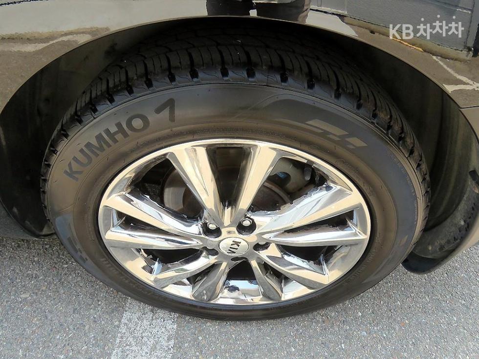 Kia Carnival — miniaturë 20