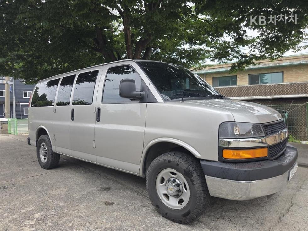 Chevrolet Express — miniaturë 3