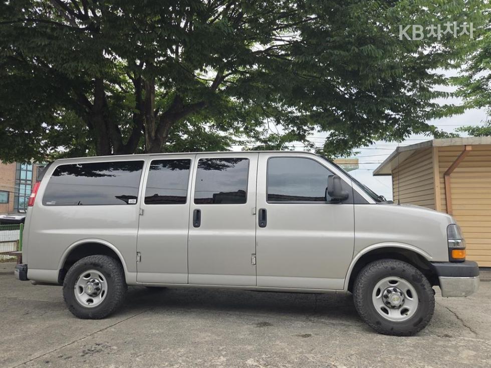 Chevrolet Express — miniaturë 4