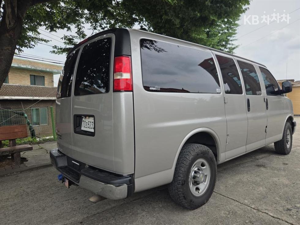 Chevrolet Express — miniaturë 5