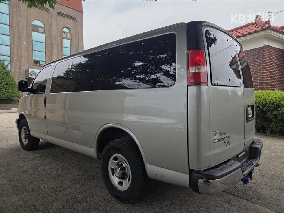 Chevrolet Express — miniaturë 7