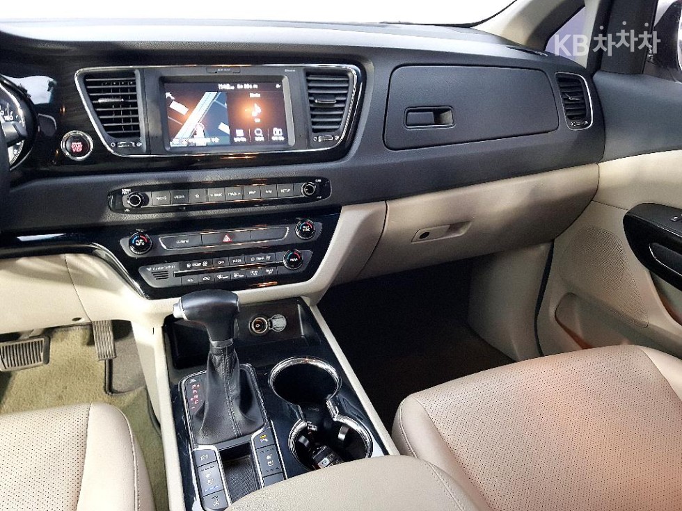Kia Carnival — miniaturë 10