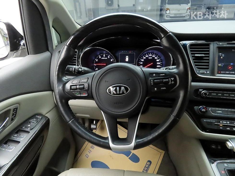 Kia Carnival — miniaturë 7