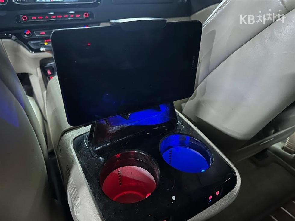 Kia Carnival — miniaturë 17