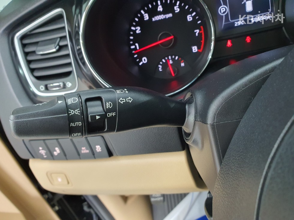 Kia Carnival — miniaturë 15