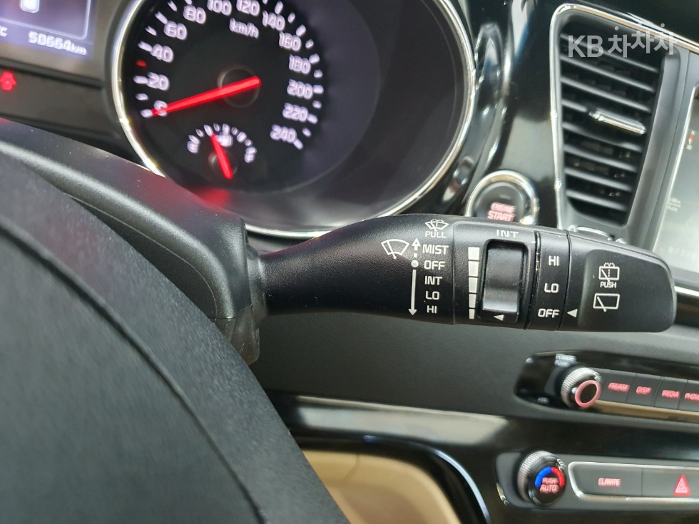 Kia Carnival — miniaturë 17