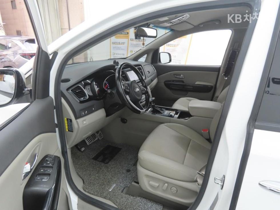 Kia Carnival — miniaturë 5