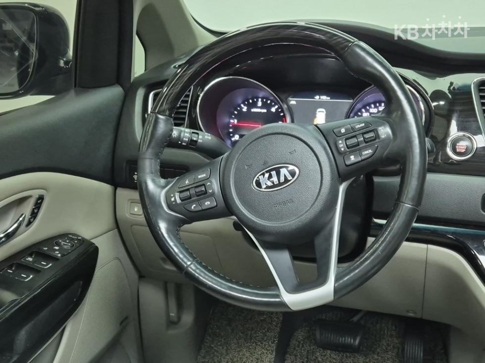 Kia Carnival — miniaturë 9
