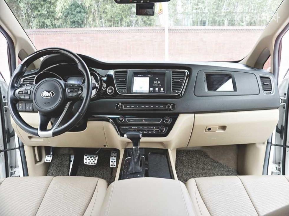 Kia Carnival — miniaturë 10