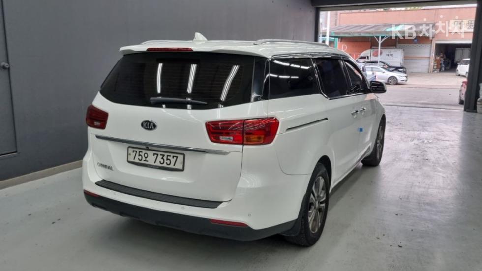 Kia Carnival — miniaturë 4