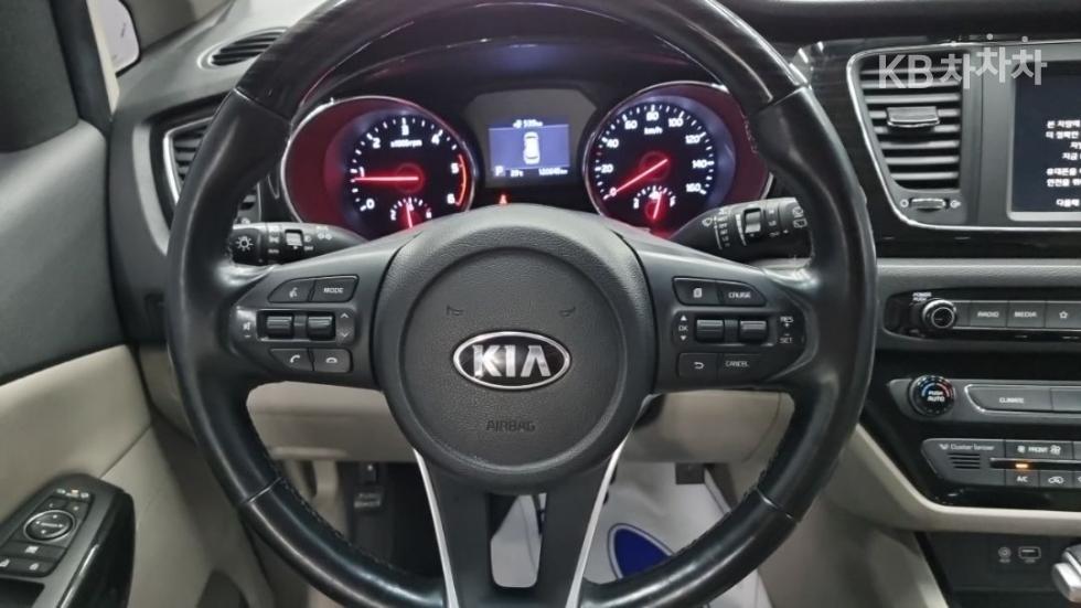 Kia Carnival — miniaturë 10