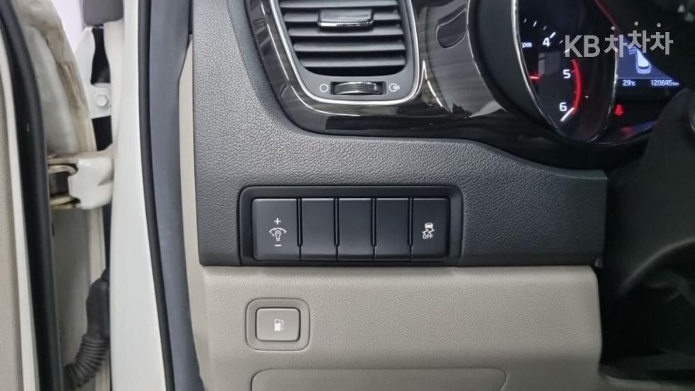 Kia Carnival — miniaturë 15