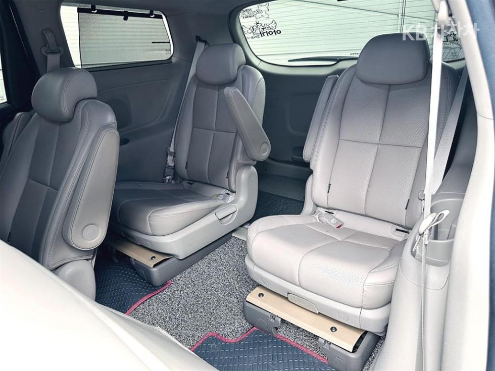 Kia Carnival — miniaturë 13