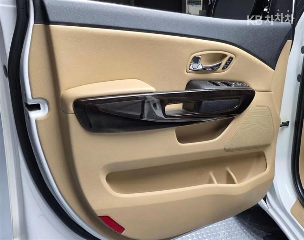 Kia Carnival — miniaturë 9