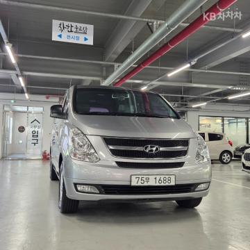 Hyundai Starex 12-Seater Wagon CVX Luxury — foto 1