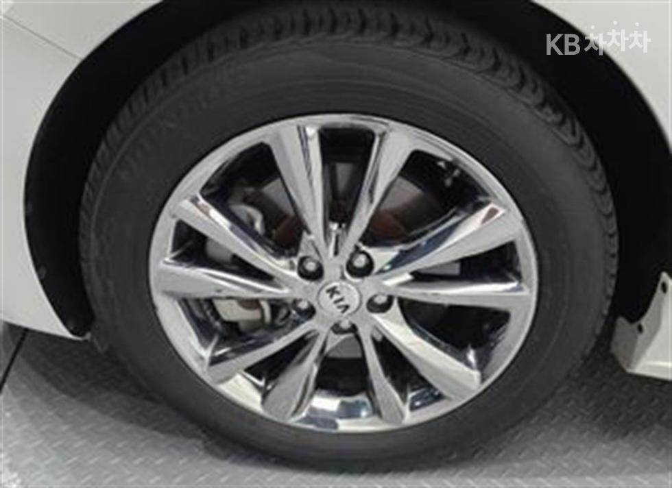 Kia Carnival — miniaturë 18