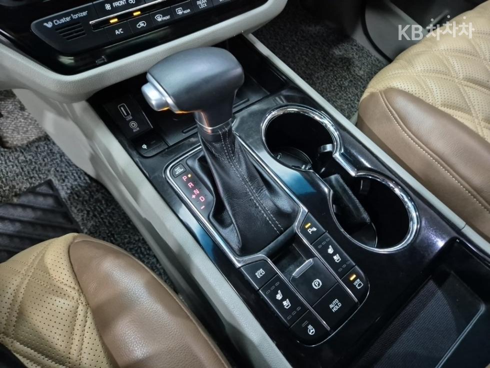 Kia Carnival — miniaturë 8