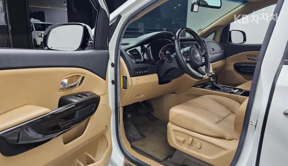 Kia Carnival — miniaturë 8