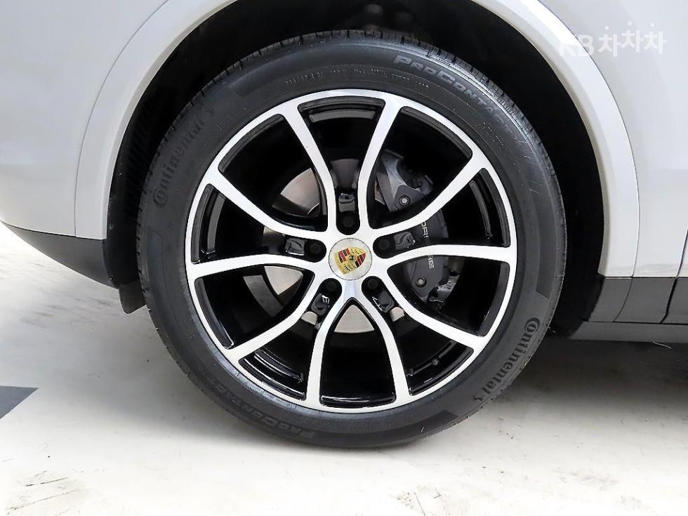 2020 Porsche (9Y0) photo