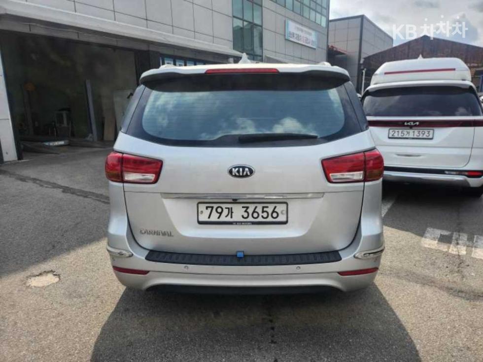 Kia Carnival — miniaturë 4