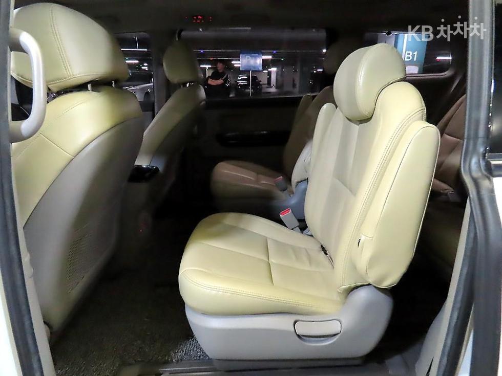 Kia Carnival — miniaturë 7