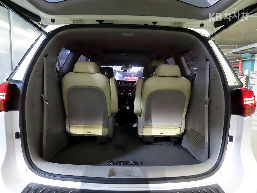 Kia Carnival — miniaturë 17