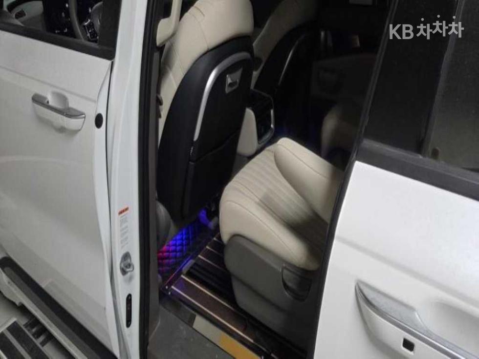 Kia Carnival — miniaturë 9