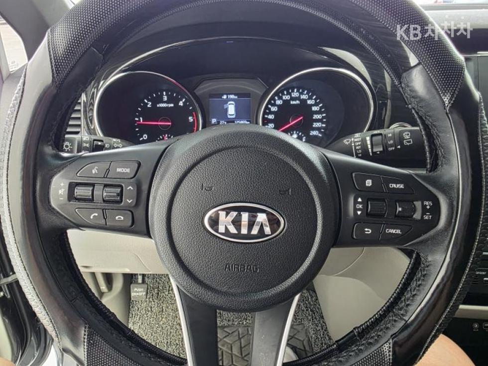 Kia Carnival — miniaturë 17