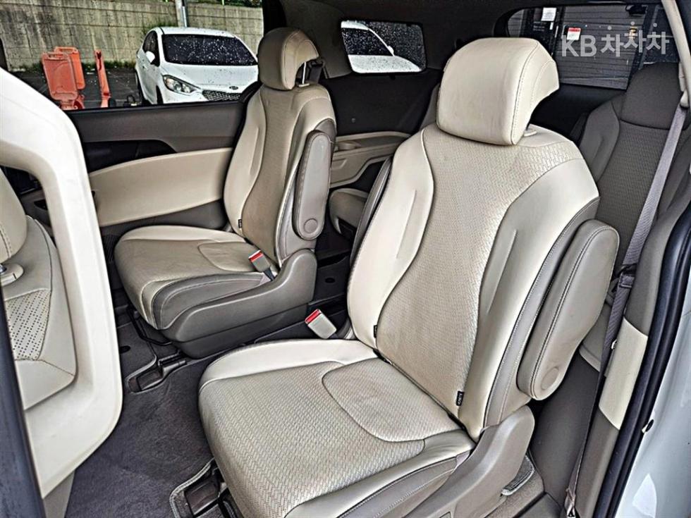 Kia Carnival — miniaturë 9