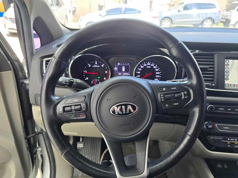 Kia Carnival — miniaturë 8