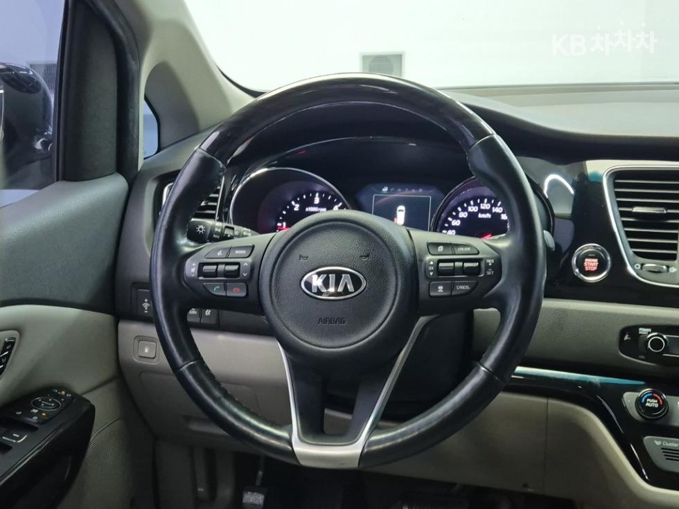 Kia Carnival — miniaturë 9