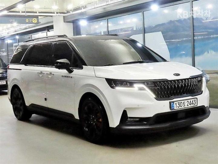 Kia Carnival 7-Seater Signature — foto 1