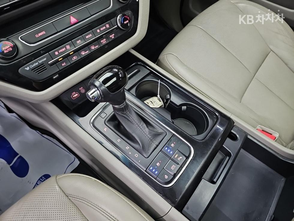 Kia Carnival — miniaturë 8