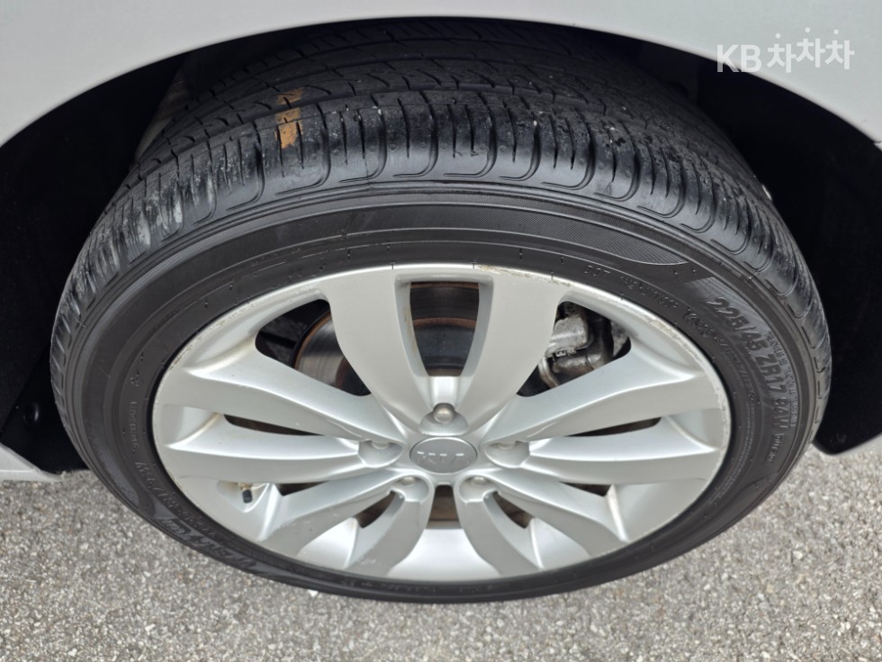 Kia Carens — miniaturë 17