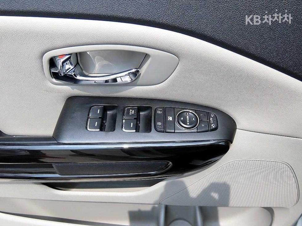 Kia Carnival — miniaturë 11