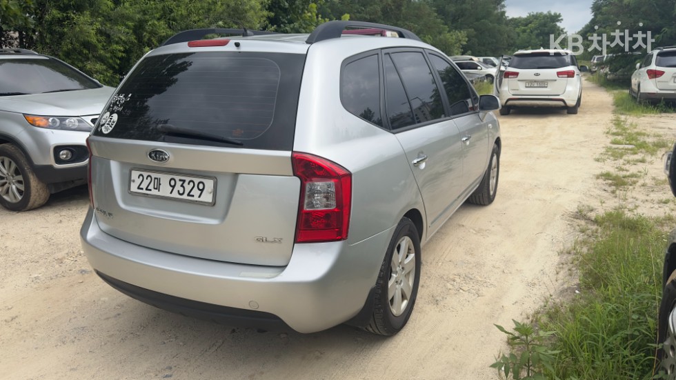 Kia Carens — miniaturë 5