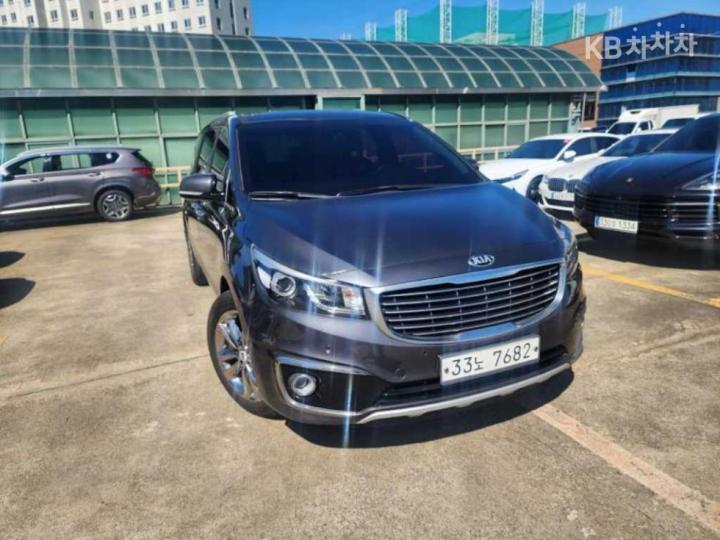 Kia Carnival 7-seater Limousine VIP — foto 1