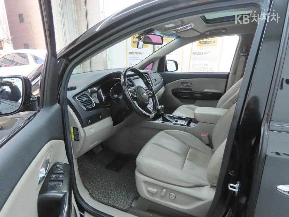 Kia Carnival — miniaturë 5