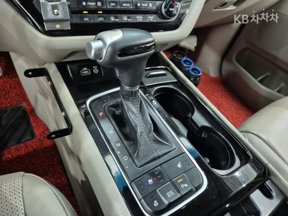 Kia Carnival — miniaturë 8