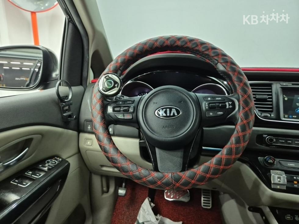 Kia Carnival — miniaturë 9