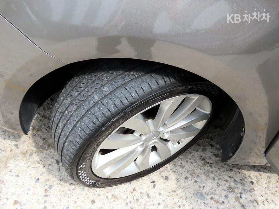 Kia Carens — miniaturë 20