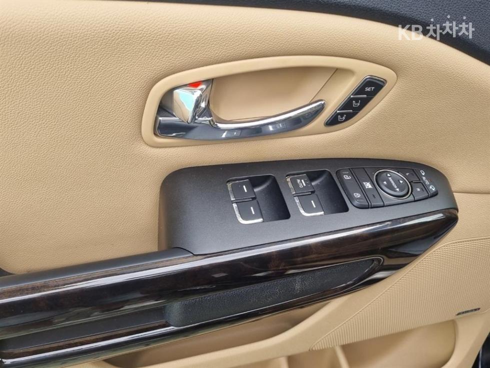 Kia Carnival — miniaturë 4