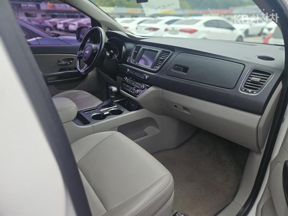 Kia Carnival — miniaturë 5